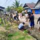Gaspol! Tanpa Banyak Pikir, Babinsa Koramil Kapontori Langsung Ajak Warga Bersihkan Akses Jalan Pasar Boneatiro   