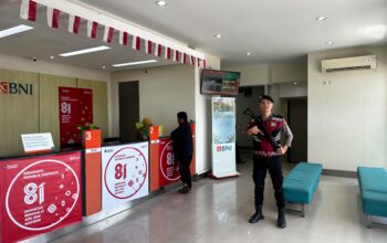 Unit Pam Obvit Polres Parepare Kawal Keamanan Bank BNI, Pantau Nasabah hingga Area ATM