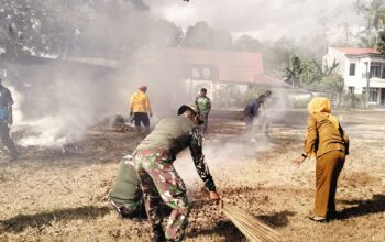 Babinsa Bersama Perangkat Kelurahan Bersihkan Areal Lapangan Pasarwajo    