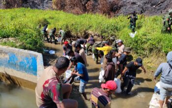 Sumber Air Bersih Terjaga, Satgas Yonif 2 Marinir dan Warga Enarotali Kompak Bergotong Royong