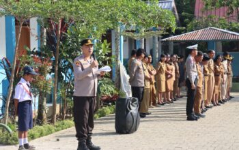 Kapolres Tana Toraja Sampaikan Pesan Kamtibmas Saat Pimpin Upacara di SMPN Satap 2 Sangalla