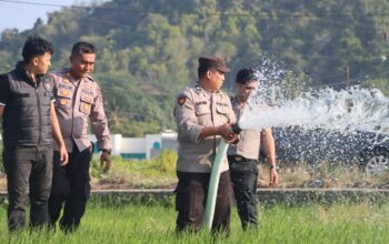 Menjawab Keluhan di Tengah Kekeringan, Kapolres Luwu Turun Membawa Air untuk Petani