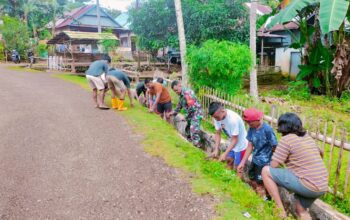 Babinsa Bersama Warga Bersihkan Selokan Waborobo, Jaga Aliran Air Tetap Lancar