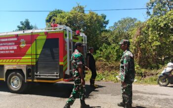 Kobaran Api Nyaris Capai Rumah Warga, Pers Koramil Pasarwajo Bersama Damkar Padamkan Kebakaran di Saragi