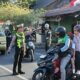 Satlantas Polres Parepare Bantu Anak Sekolah Menyeberang Jalan di Pagi Hari