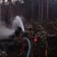 Tim Gabungan Respon, Kendalikan Kebakaran Lahan di Kampung Oyya