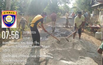 Bhabinkamtibmas Bersama Warga Gotong Royong Perbaiki Jalan Berlubang di Bontotiro