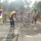 Bhabinkamtibmas Bersama Warga Gotong Royong Perbaiki Jalan Berlubang di Bontotiro