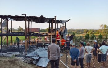 Kebakaran Rumah Panggung di Lingkungan Buloe, Polsek Maniangpajo Bersama Warga Bantu Pemadaman