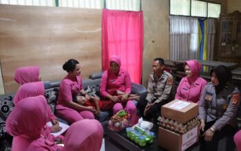 Ketua Bhayangkari Polres Bulukumba Sambangi Anak Polisi Yang Lumpuh Sejak Lahir.