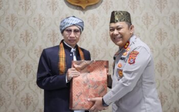 Buya Yahya Kunjungi Polres Buton, Shalat Subuh Berjemaah dan Pererat Silaturahmi Bersama Personel serta Masyarakat