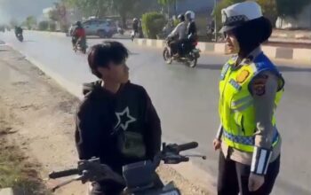 Polwan Ditlantas Polda Sultra Sapa Pengguna Jalan, Edukasi Tertib Lalu Lintas Lewat Public Address