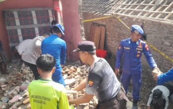 Polri Hadir di Tengah Warga, Bersihkan Puing Pascaledakan di Panimbang