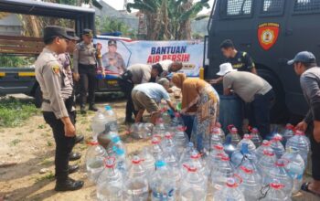 Peduli Warga Terdampak Kekeringan, Polda Banten Distribusikan 6.500 Liter Air Bersih di Tigaraksa