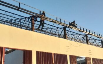 Pembangunan KDKMP Molagina Terus Berlanjut, Pekerjaan Rangka Talang dan Dinding Dimantapkan