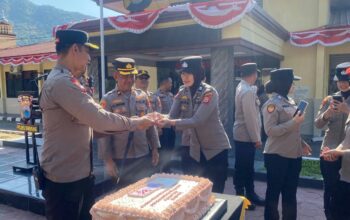 Penuh Keakraban, Kapolres Enrekang Kejutkan Polwan dengan Kue Ulang Tahun