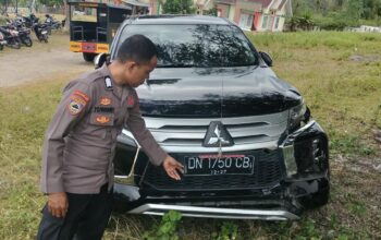 Potong Jalur Mendadak, Pemotor Patah Tulang Ditabrak Mobil, Polsek Kintom Cek TKP