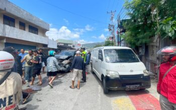 Kurang Konsentrasi, Dua Mobil Terlibat Kecelakaan di Luwuk, Polantas Turun Selesaikan