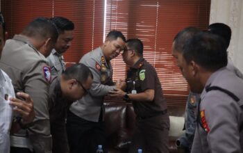 Hari Adhyaksa Ke-81, Kapolres Bulukumba Beri Kejutan Bawa Tumpeng Ke Kejaksaan Negeri.