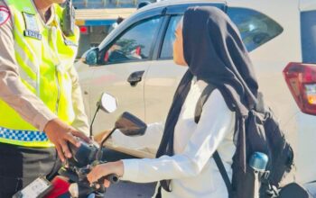 Polantas Edukasi Mahasiswa di Bundaran Super Hawk, Tekankan Pentingnya Helm SNI dan Kelengkapan Berkendara