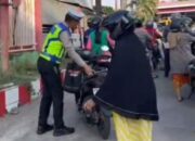 Kasat Lantas Gowa Berbaur dengan Warga di Antrean BBM