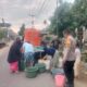 Hadir di Tengah Kekeringan! Bhabinkamtibmas Polsek Enrekang Salurkan Air Bersih, Warga Talaga Sangat Bersyukur