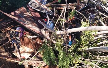 Respons Cepat Aipda Kasril Tangani Pohon Tumbang yang Rusak Dua Rumah Warga Cappa Galung