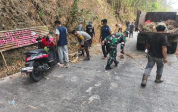 Cegah Karhutla dan Gangguan Lalu Lintas, Bhabinkamtibmas Polsek Alla Bersama Warga Bersihkan Badan Jalan