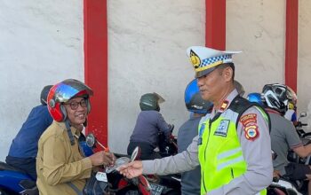 Antre BBM di Parepare, Pengendara Dapat Air Minum dari Polantas