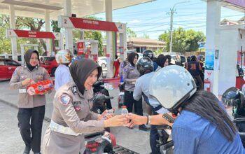 Di Tengah Antrean BBM dan Teriknya Matahari, Polwan Satlantas Polres Soppeng Bagikan Air Minum kepada Pengendara