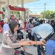 Di Tengah Antrean BBM dan Teriknya Matahari, Polwan Satlantas Polres Soppeng Bagikan Air Minum kepada Pengendara