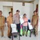 Bhabinkamtibmas Polsek Lamala Kawal Distribusi Bantuan 501 Karung Beras Warga Nipa