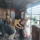 Peduli Warga, Bhabinkamtibmas Turun Langsung Bersihkan Puing Kebakaran