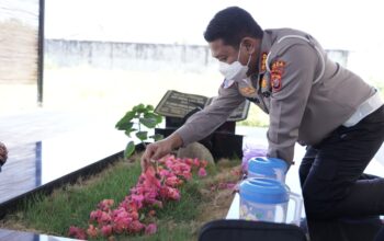 Hari Lalu Lintas Bhayangkara ke-71, Ditlantas Polda Sultra Sambangi Keluarga Almarhum AKP Arifin