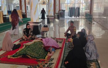 Bhabinkamtibmas Kampung Pisang Melayat Warga, Polisi Hadir di Tengah Duka Masyarakat