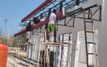 KDKMP Watulea Makin Tertata, Babinsa Pantau Pemasangan Talang, Kanopi dan Kaca