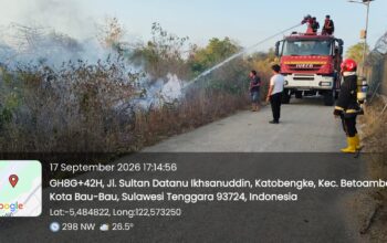 Babinsa dan Damkar Bandara Betoambari Sigap Padamkan Kebakaran Lahan Kosong