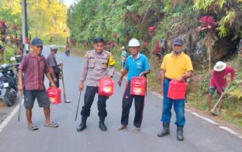 Sinergi Jaga Lingkungan, Bhabinkamtibmas Polsek Tondon Nanggala Laksanakan Jumat Bersih dan Sosialisasikan Bahaya Karhutla