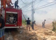 Respon Cepat Polsek Abeli Bersama TNI, Damkar dan Masyarakat Tangani Kebakaran Lahan di Kec.Abeli
