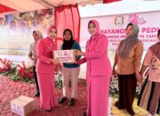 Ketua Bhayangkari Sulteng Bagikan 100 Paket Sembako untuk Warga Bungku Tengah