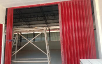 Pemasangan Pintu Harmonika Lengkapi Pembangunan KDKMP Baruta Lestari, Progres Terus Berjalan