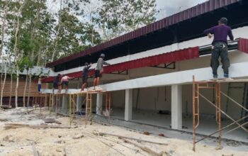 Talang Air Hujan Dipasang, Pembangunan KDKMP Kolowa Capai 82,71 Persen