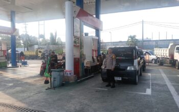 Polsek Wara Laksanakan Pengamanan dan Pengaturan Lalu Lintas di SPBU Ahmad Razak Palopo