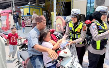Jumat Berkah, Polwan Polres Wajo Hadir di Tengah Masyarakat, Pererat Silaturahmi dengan Warga