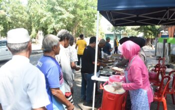 Polres Bulukumba Kembali Berbagi Kebahagiaan, Bagikan Makanan Gratis di Jumat Berkah.