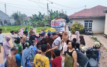 Peduli Warga Di Musim Kemarau, Polsek Wara Polres Palopo Kembali Salurkan Air Bersih Di Lima Titik