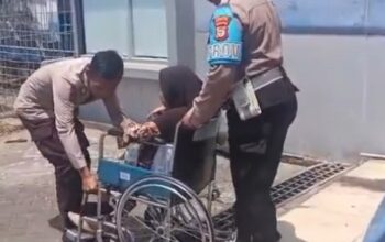 Humanis! Polisi di Pelabuhan Parepare Sigap Bantu Penumpang Sakit Turun dari KM Adithya dan KM Thalia