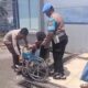 Humanis! Polisi di Pelabuhan Parepare Sigap Bantu Penumpang Sakit Turun dari KM Adithya dan KM Thalia