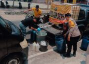 PEDULI WARGA TERDAMPAK EL NINO, KAPOLSEK MAIWA PIMPIN PERSONEL SALURKAN AIR BERSIH