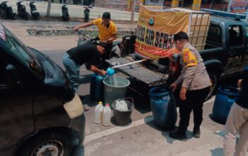 PEDULI WARGA TERDAMPAK EL NINO, KAPOLSEK MAIWA PIMPIN PERSONEL SALURKAN AIR BERSIH